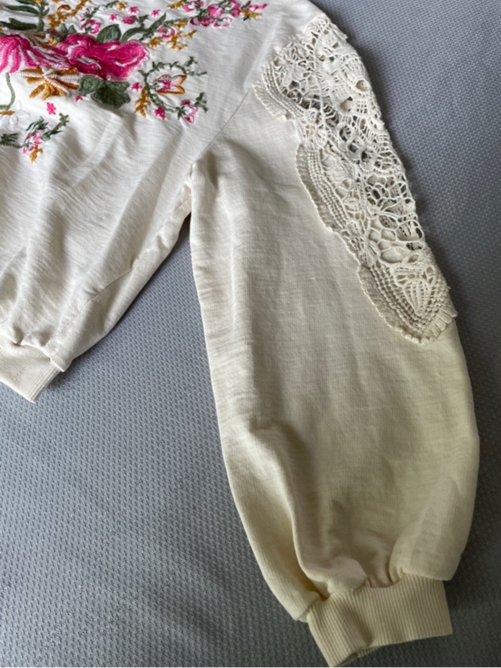 Anthropologie Cream Pullover Sweatshirt Pink/ Green Floral Embroidery Small - Picture 7 of 8